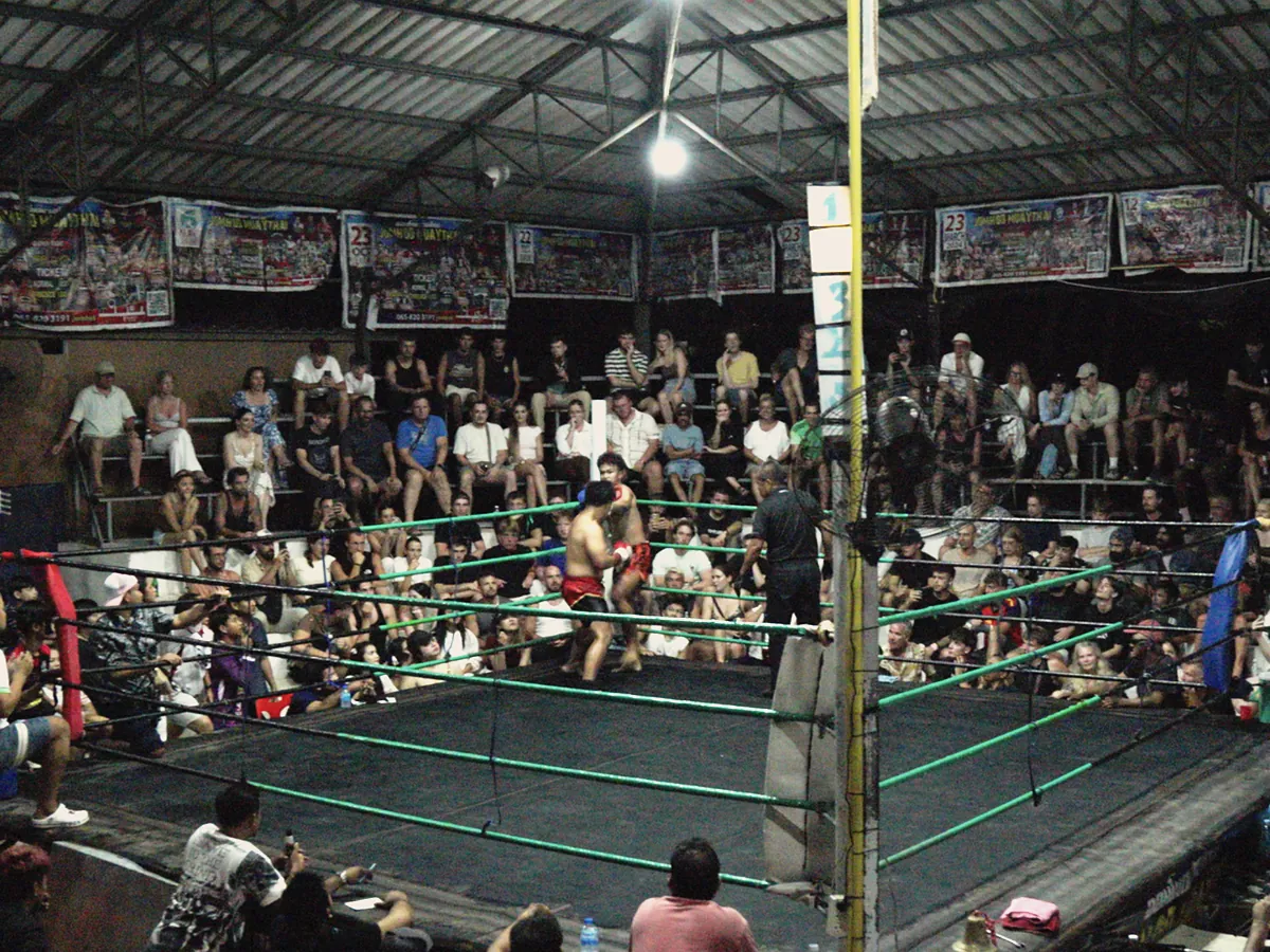 Volles Muay-Thai-Stadion auf Koh Phangan, im Ring läuft ein Kampf.