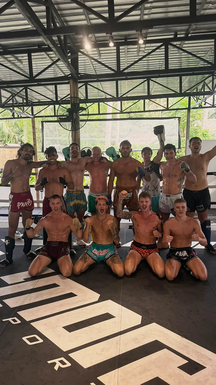 Die Gruppe nach dem Training im Ring des MAA Koh Phangan.